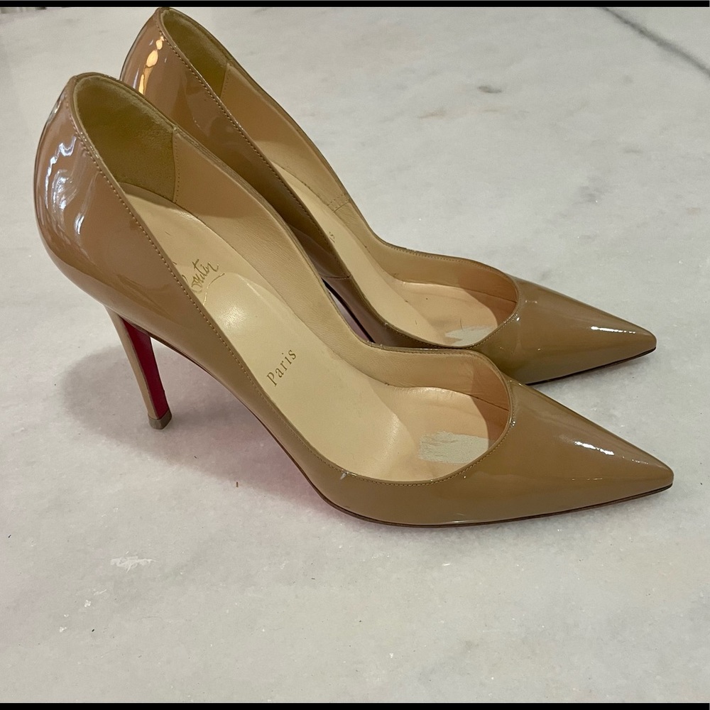 Stunning Christian Louboutin Tan Patent Leather Pumps